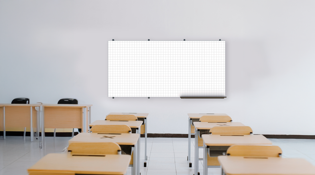 Quadro Branco Quadriculado na Parede de Uma Sala de Aula.
